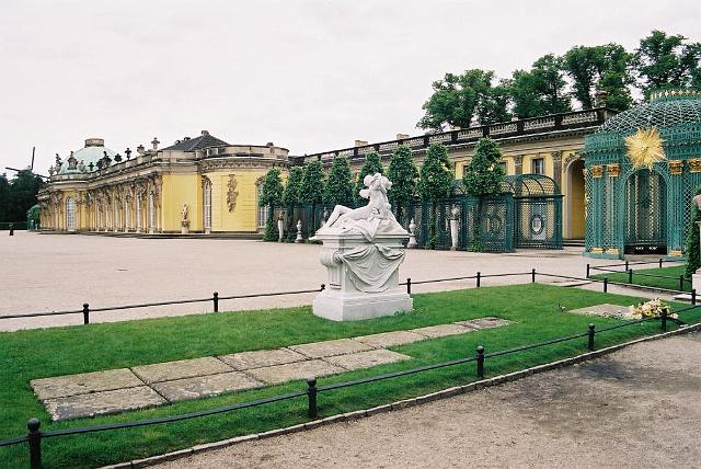 2005 - 013.jpg - Schloss Sanssouci, Grab vom Alten Fritz,  König von Preussen